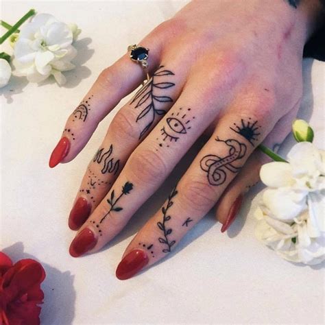 88 Tatuajes en los dedos de la mano o del pie